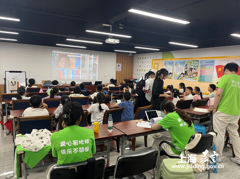 “法宝”护“童”行，法治“贴”心传——真新街道普法课堂走进暑托班